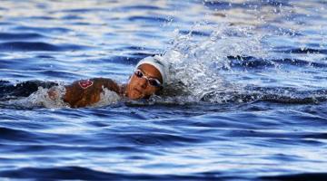 nadadora em ação no mar #paratodosverem