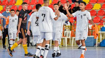 jogadores de futsal se cumprimentam em quadra #paratodosverem