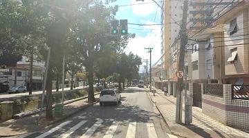 avenida com canal ao lado e carro estacionado #paratodosverem