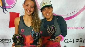 duas atletas segurando troféus #paratodosverem
