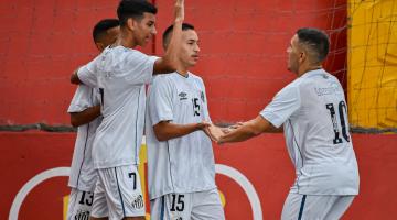 quatro jogadores de cumprimentam em comemoração #paratodosverem