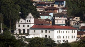 imagém área aparece museu cercado de verde do morro e casas acima #paratodosverem