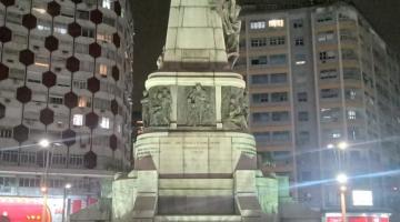 monumento iluminado na praça #paratodosverem