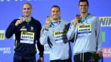 Atletas no pódio com medalhas #paratodosverem