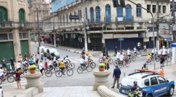 ciclistas andando em rua do centro #paratodosverem