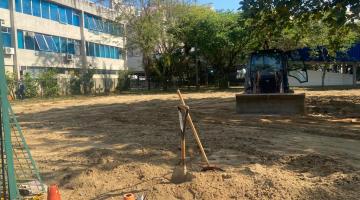 local com areia e maquinário de obras #paratodosverem