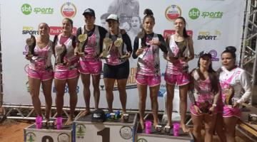 atletas no pódio seguram troféus #paratodosverem