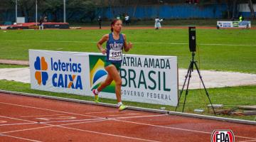 atleta correndo em pista de atletismo #paratodosverem