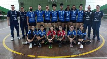 equipe de vôlei posa para foto na quadra #paratodosverem