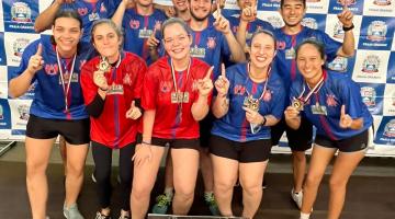 equipe masculina e feminina com a medalha #paratodosverem