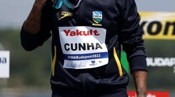 atleta segurando a medalha #paratodosverem