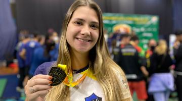 Atleta exibe medalha #paratodosverem