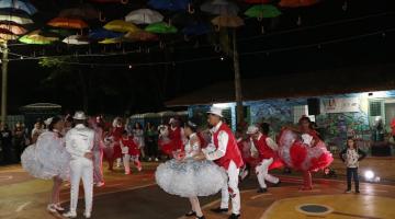 casais dançam quadrilha #paratodosverem