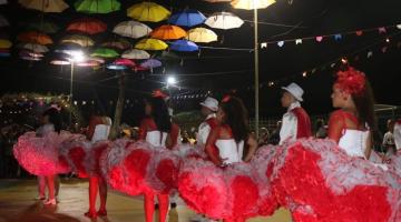 quadrilha junina com roupas típicas. #paratodosverem