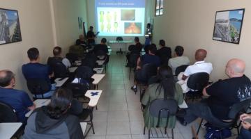 palestrante fala para pessoas em sala de aula #paratodosverem