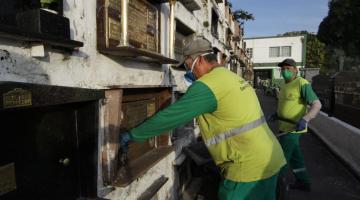 funcionário fazendo fechamento da campa em cemitério #paratodosverem