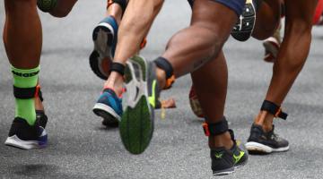 varios pés em corrida na rua #paratodosverem