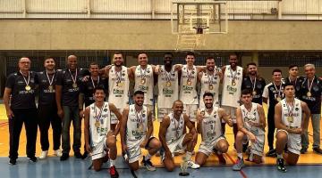 time de basquete posa para foto com medalha na quadra #paratodosverem