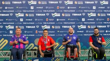 atletas cadeirantes com medalha atrás do pódio #paratodosverem