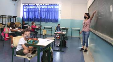 professora dá aula e crianças sentadas na sala #paratodosverem