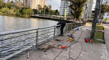 homen trabalhando em guarda-copo que contorna lagoa #paratodosverem