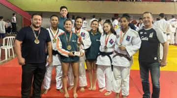 judocas com medalha em cima do tatame #paratodosverem
