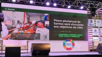 palco com telao com noticia do portal de santos #paratodosverem