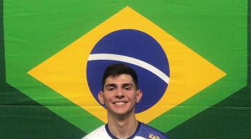 atleta com imagem da bandeira do brasil ao fundo #paratodosverem