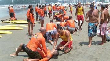 surfistas na praia aprendem noções de primeiros-socorros com bombeiros #paratodosverem