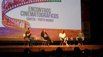 mulheres sentadas no palco em debate #paratodosverem