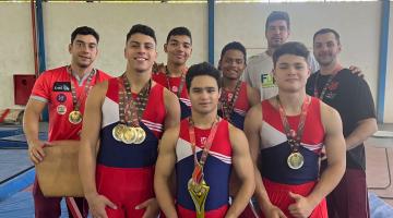 atletas da ginastica com medalha #paratodosverem