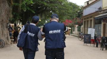 dois agentes do ibge andando em rua #paratodosverem