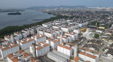 imagem área dos prédios e ao fundo a cidade e o mar #paratodosverem