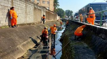 funcionários realizam limpeza em canal #paratodosverem