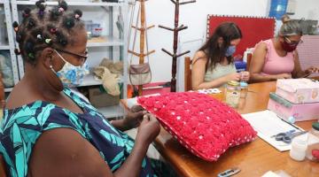 mulher costura almofada #paratodosverem