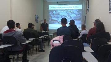 agentes assistindo curso #paratodosverem