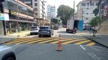 Lombada é instalada na Rua Visconde de Cairu, em Santos 