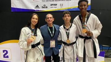 atletas e técnico com medalhas #paratodosverem