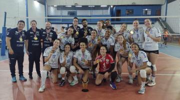 meninas do vôlei exibem medalha na quadra #paratodosverem