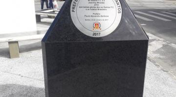 Miniobelisco complementa homenagem a Zito na Vila Belmiro em Santos 