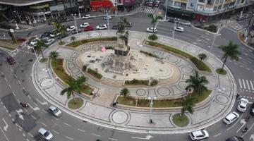 imagem aérea da praça com via ao redor e carros circulando #paratodosverem