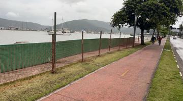 Áreas atingidas por ressaca na Ponta da Praia, em Santos, são isoladas 