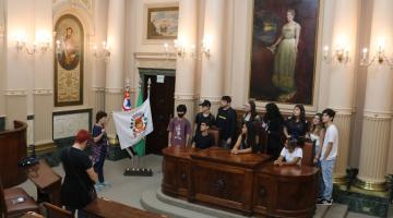 Integrantes da Câmara Jovem de Santos se encantam em visita ao Palácio José Bonifácio