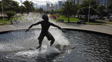 Prefeitura recupera banco no entorno do Monumento ao Surfista em Santos