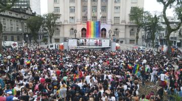 Parada LGBT+ reúne milhares e mostra voz no Centro Histórico de Santos