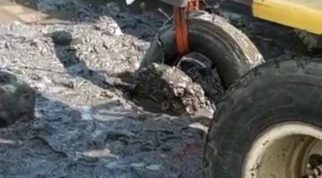 Ação de limpeza retira pneu de caminhão de sistema de drenagem na Alemoa, em Santos