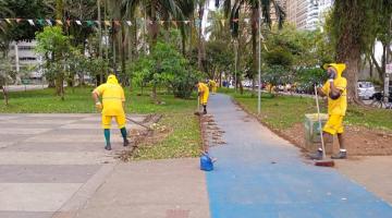 Equipes de raspação e capinação atendem a dez áreas em Santos