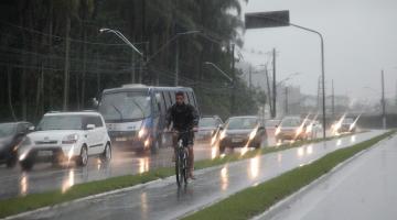 CET-Santos alerta para necessidade do farol baixo aceso em dias de chuva