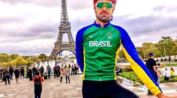 atleta em cima da bicicleta com torre eifel ao fundo #paratodosverem