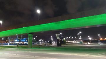 Viaduto em Santos se ilumina de verde e chama atenção para síndrome rara infantil